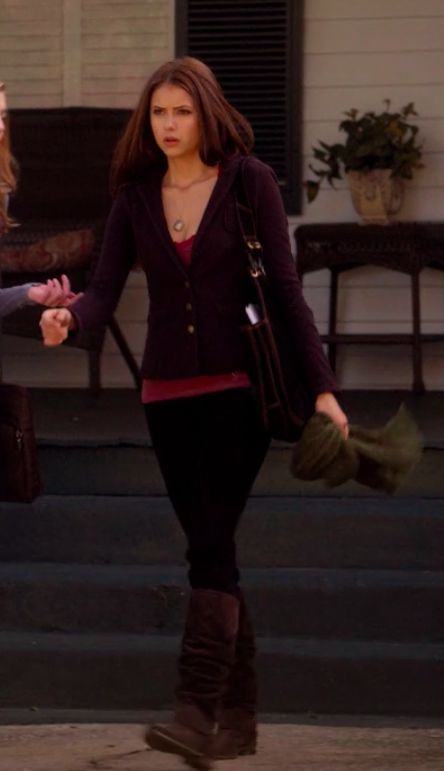 Nina Dobrev Vampire Diaries Outfits, Elena Gilbert School Bag, Elena Gilbert Outfits Plus Size, Elaine Gilbert Outfits, Elena Gilbert Fall Outfits, Bellacore Aesthetic Outfits, Elena Gilbert Full Body Pic, Elena Gilbert Winter Outfits, Early 2000s Fall Outfits