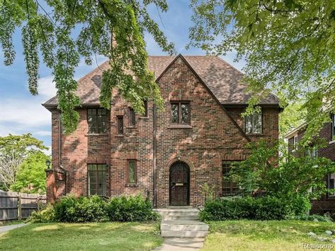 5 homes in Detroit’s Boston-Edison you can buy for under $300K - Curbed Detroit Detroit Neighborhoods, Eastern White Cedar, Garage Builders, Northern White Cedar, Rustic Log Furniture, Affordable Homes, Arch Doorway, Leaded Glass Windows, Custom Bathroom