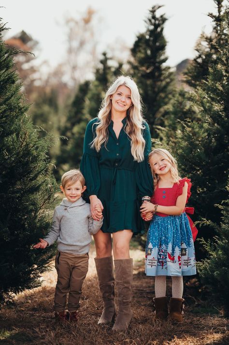 Christmas Tree Minis Photography, Traditional Christmas Photoshoot, Outside Christmas Family Photos, Outdoor Christmas Tree Photoshoot, Christmas Tree Minis, Christmas Tree Farm Outfit Ideas, Greenhouse Christmas Photos, Christmas Tree Mini Session, Christmas Tree Farm Photo Shoot Outfits