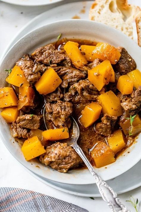 Beef Stew with Pumpkin (or Butternut/Acorn Squash) - Skinnytaste Pumpkin Beef Stew, Protein Dishes, Ww Lunch, Ww Dinner, Pumpkin Stew, Stew Beef, Plats Weight Watchers, Hearty Beef Stew, Pumpkin Recipe