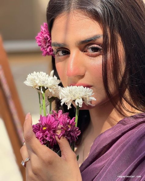 Hira Mani-Sexy Purple Saree With Sweet Flowers Saree Poses With Flowers, Saree Pose, Hira Mani, Sweet Flowers, Purple Saree, Saree Poses, Beach Photography Poses, Girl Body, Flowers Photography