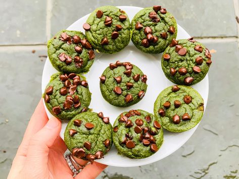 Banana Spinach Mini Muffins – livlaughcook – Mama and daughter enjoying all things food Banana Spinach Muffins, Chocolate Chip Banana Muffins, Spinach Muffins, Preschool Lunch, Blender Muffins, Dinner Snacks, Chocolate Chip Banana, Healthy Breakfasts, Gut Bacteria