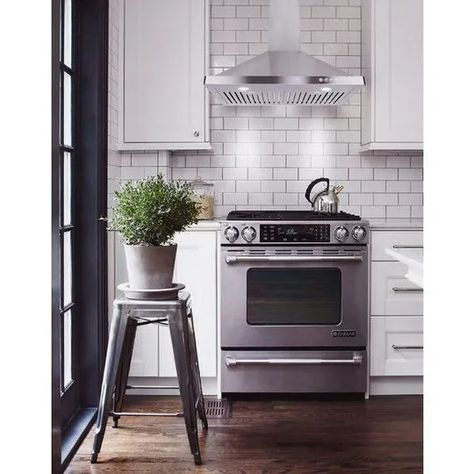 Backsplash With White Cabinets, Kitchen Accessories Design, Trendy Kitchen Backsplash, White Tile Backsplash, White Subway Tile Backsplash, Kitchen White, Kitchen Corner, Subway Tiles, Kitchen Tile