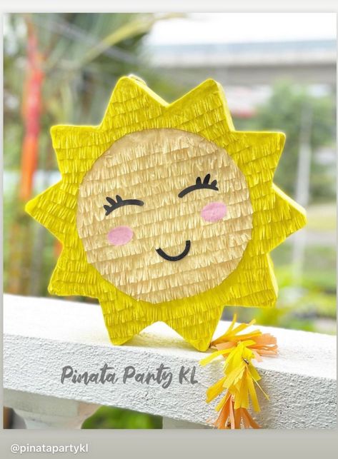 My Sunshine Baby Shower Theme, Sunshine Baby Shower Theme, Kids Birthday Ideas, Sunshine Cupcakes, Smiley Sun, Birthday Pinata, Piñata Ideas, Diy Pinata, Sunshine Baby Showers