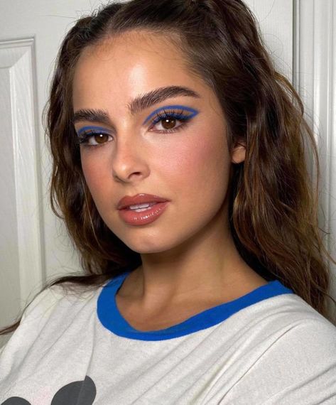 Pretty Celebrity Makeup Looks to Kick off 2021 in Style Blue Eyeliner Looks, Double Winged Eyeliner, Blue Makeup Looks, Prettiest Celebrities, Patrick Ta, Celebrity Makeup Looks, Graphic Makeup, Blue Eyeliner, Graphic Eyeliner