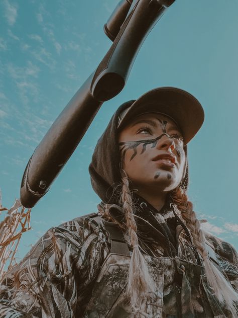 Hunting Hairstyles, Hunting Face Paint, Hunting Photoshoot, Camo Aesthetic, Girls Hunting, Hunting Aesthetic, Girls Who Hunt, Hunting Photos, Country Girl Aesthetic