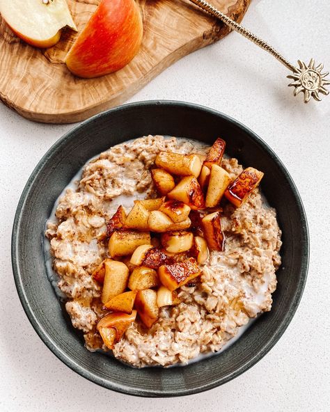 Apple Pie Oats Apple Pie Porridge, Oatmeal Aesthetic, Apple Pie Oats, Apple Pie Oatmeal, Apple Oatmeal, Oats Recipes, Sweet Breakfast, Cinnamon Apples, Eating Healthy