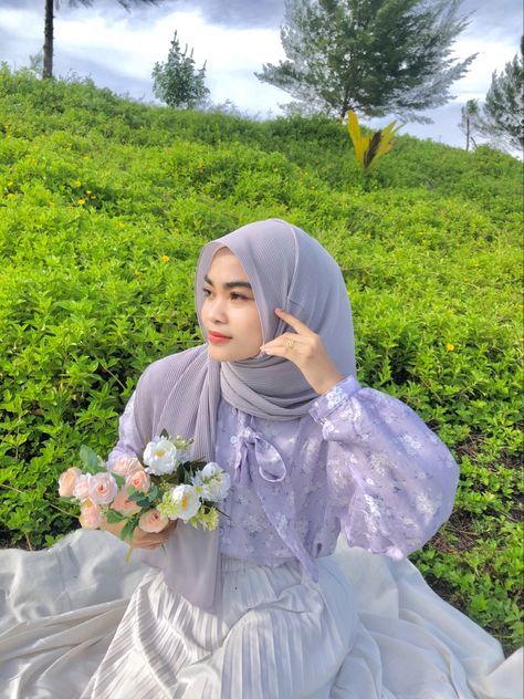 Ig : hrlnlarosa Ootd Purple Outfit Hijab, Purple Hijab, White Frock, Hijab Aesthetic, Purple Sneakers, Casual Hijab, Casual Hijab Outfit, Purple Outfits, Outfit Hijab