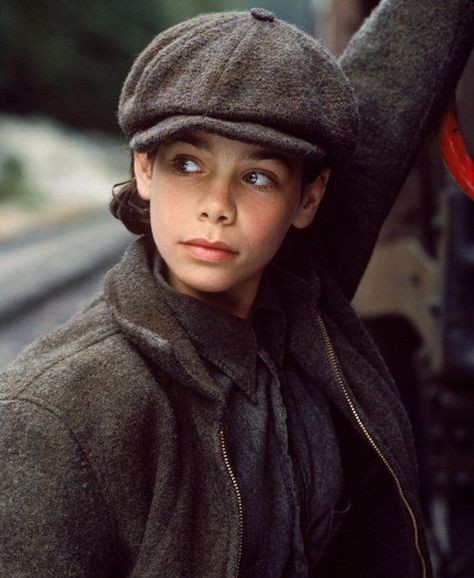 Movie Heroines, Meredith Salenger, Oliver Twist, Live Action Movie, Newsies, Newsboy Cap, Sound Of Music, 8x10 Photo, Vintage Disney