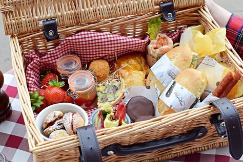 Picnic Basket Food, Breakfast Picnic, Picnic Date Food, Breakfast Basket, Picnic Items, Lunch Catering, Picnic Box, Picnic Inspiration, Picnic Lunch