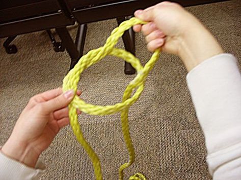 How to Tie a Slip Knot: 7 Steps (with Pictures) Tie A Slip Knot, How To Tie A Knot, Types Of Knots, Big Yarn, Slip Knot, Paracord Projects, Tutu Costumes, Tie Knots, Paracord