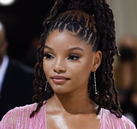 Sky Forster Grownish, Hailey Bailey Locs, Halle Bailey Locs Styles, Chloe And Halle Locs Style, Halle Bailey Makeup, Halle Bailey Hair, Hailey Bailey, Chloe Halle, Chloe And Halle