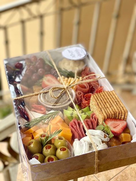 Cheese Board Basket, Birthday Food Gifts, Charcuterie Board Present, Charcuterie Board Basket Gift, Foodbox Ideas, Charcuterie Board Business Names, To Go Charcuterie Board, Picnic Boxes Ideas, Cheese Board Gift Ideas