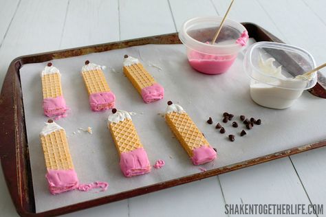 There are only about two weeks left before it gets a lot quieter around the house! Here are 15 Back to School Ideas from this week's Link Party Palooza! Dessert Recipes For Kids, Kid Desserts, Kids Cooking, School Treats, Recipes For Kids, Easy No Bake Desserts, Baking With Kids, Baked Dessert Recipes, School Snacks