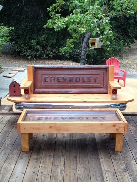 A Bench and Coffee Table made from a Old Truck Tailgate 💖 Truck Tailgate Bench, Ag Mechanics, Tailgate Bench, Old Car Parts, Tailgate Ideas, Car Parts Decor, Mechanical Projects, Chevy Stepside, Car Part Furniture