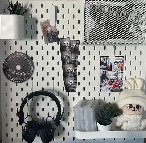 Aesthetic Pegboard Kpop, Black Pegboard Ideas, Peg Board Kpop, Kpop Pegboard Ideas, Kpop Pegboard, Peg Board Ideas, Kpop Rooms, Black Pegboard, Pinboard Ideas