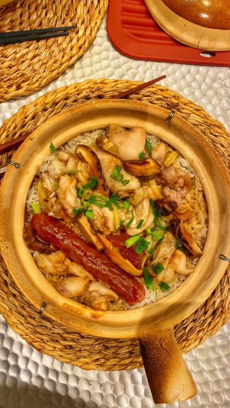 Chinese Clay Pot Recipes, Taiwanese Pork Over Rice, Taiwanese Braised Pork Rice, Cantonese Clay Pot Rice, Traditional Chinese Hot Pot, Chinese Sausage, Pumpkin Bread Easy, How To Cook Rice, Oyster Sauce