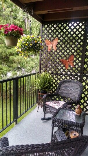 My diy privacy screen/balcony makeover Diy Balcony Privacy Screen, Apartment Patio Ideas Privacy, Balcony Privacy Ideas Diy, Balcony Makeover Ideas, Piscinas Pequeñas, Small Porch Decorating, Balcony Makeover, Diy Privacy Screen, Balcony Privacy Screen