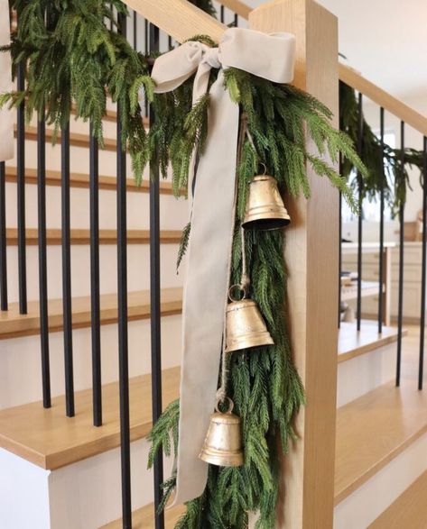 We're sharing Christmas staircase decor ideas over on our blog that you will love! These are easy to recreate and won't break your budget. Head over to our blog for more details and links to everything seen here! Christmas Stair Banister Decor, Spiral Staircase Christmas Decor, Stair Rail Christmas Decor, Holiday Staircase Decor, Railing Christmas Decor, Christmas Railing Decor Indoor, Banister Christmas Decor, Garland For Staircase, Stairway Garland