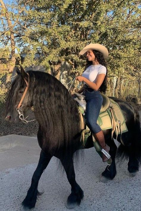 Horses Back Riding Outfits, Rancheras Aesthetic, Cute Vaquera Outfits, Women With Horse, Vaqueras Aesthetic, Mexican Girl Aesthetic, Ranchera Outfits, Horse Woman, Cowgirl Outfits For Women