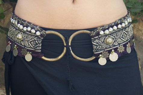 (Snowflakes on purple Tribal Fusion Belly dance Belt.) I LOVE this belt. Simple, clean and just awesome. I love Kuchi coins and belts and love O-rings. I would wear this even when I wasn't belly dancing :) Fair Attire, The Nine Muses, Fusion Belly Dance, Belly Dance Belt, Nine Muses, Look Boho Chic, Dance Belt, Ren Fair, Belly Dance Costume