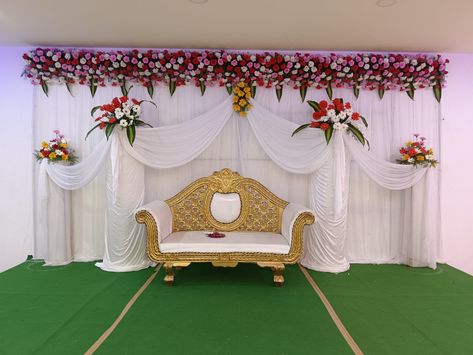 Simple Wedding Stage Decorations Indian, Open Stage Decorations Wedding, Indoor Mandap Decor Indian, Engagement Stage Decoration Backdrops, Engagement Decorations Indian Stage Simple, Engagement Stage Decoration Indian Simple, Wedding Stage Design Backdrop Ideas, Engagement Decorations Indian, Mehndi Stage Decor