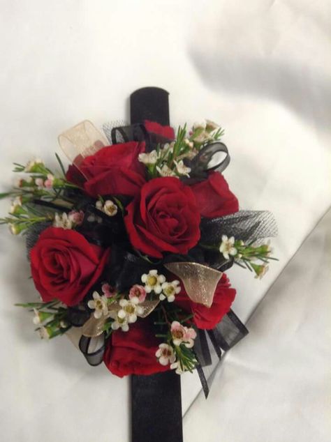 Red Rose Corsage Prom, Black Prom Flowers, Corsage Red And Black, Black And Red Corsage, Ball Corsage, Corsage Inspiration, Boutonnière Ideas, Hoco Flowers, Red Corsages