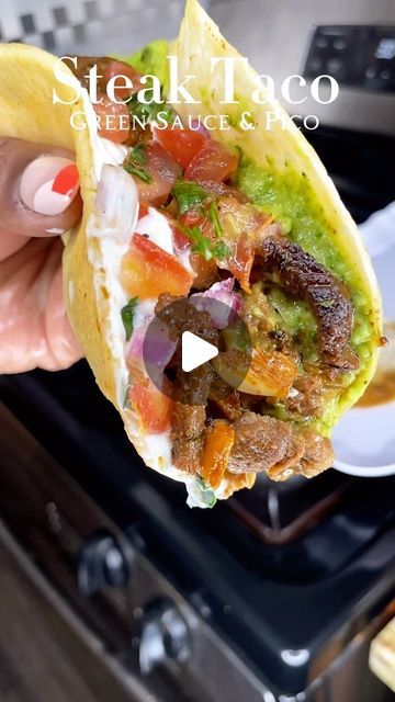 Steak Taco Recipe, Flank Steak Tacos, Steak Tacos, Marinated Steak, Pepper Steak, Green Sauce, Taco Night, Corn Tortillas, Chopped Garlic