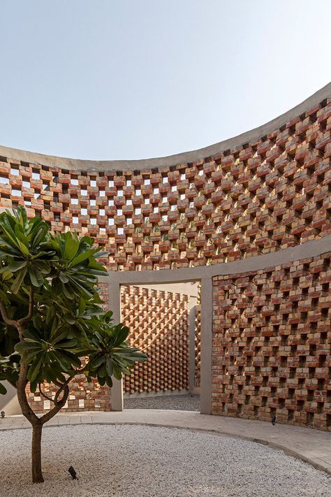 RLDA designs 'brick house' in new delhi with perforations and projections Fence Wall Design Concrete, Brick Wall Decor Ideas, Concrete Fence Wall, Brick Wall Decor, Fence Wall Design, Compound Wall Design, Brick Works, Brick Arch, Brick Art