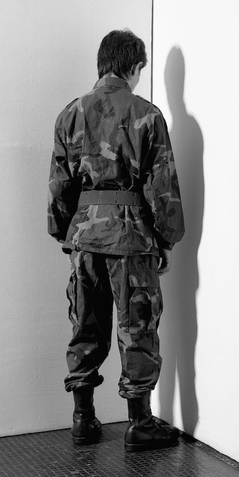 Santiago Sierra’s third solo exhibition at Team Gallery, Veterans, displays nine photographs of war veterans standing in corners. Santiago Sierra, Art Shows, Mexican Artists, Solo Exhibition, Art Event, Museum Exhibition, Art Show, Performance Art, Artist Inspiration