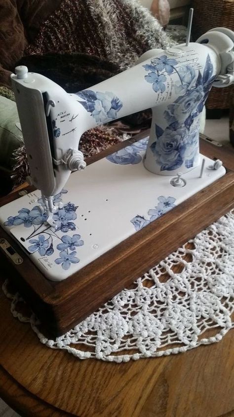 Small Sewing Space, French Ceramics, Old Sewing Machine, Featherweight Sewing Machine, Sewing Machine Cabinet, Sewing Spaces, Sewing Machine Table, Treadle Sewing Machines, Vintage Sewing Notions