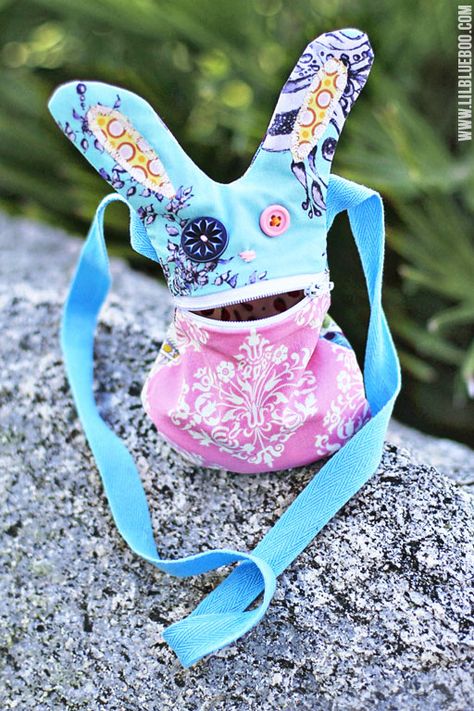 how to make a stuffed, zipper-mouth rabbit with or without a strap, via lilblueboo.com Bunny Purse, Diy Bunny, Chocolate Diy, Diy Easter Gifts, Bunny Bags, Bunny Pattern, Hand Crochet Baby Blanket, Bunny Face, Sewing Purses