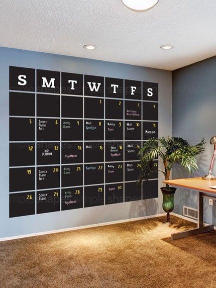 La visuel en moi adore ça pour faire le suivi de mon planning! Chalkboard Wall Calendars, Geek Home Decor, Office Goals, Chalkboard Vinyl, Chalkboard Calendar, Large Chalkboard, Calendar Wall, Smart Tiles, Chalkboard Wall