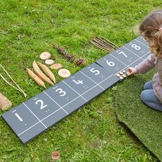 This outdoor activity Come on! Let us count will develop children's cognitive skills. With this activity, they will be going to use board paper painted with numbers. The children find things around and put the things in the corresponding numbers. Abordagem Reggio Emilia, Outdoor Kindergarten, Eyfs Outdoor Area, Maths Eyfs, Preschool Playground, Outdoor Learning Activities, Outdoor Learning Spaces, Forest School Activities, Eyfs Classroom