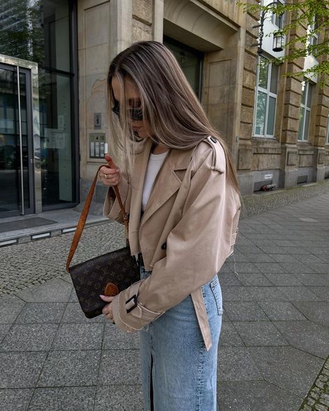 I‘m a fan of minimal streetstyle fits - so easy to restyle!😍 Do we like this outfit? 💗 for yes and 💙 for no. #minimalstreetwear #minimaloutfits #minimalstreetstyledaily #minimalstreetstyle #streetwearoutfits #streetstylegermany #streetstylewomen denim maxi skirt - white tank top - cropped trench coat - explorepage - streetstyle fashion Cropped Trench Coat Outfit Street Styles, Cropped Trench Coat Outfit, Autumn Coats, Trench Outfit, Cropped Outfits, Minimal Streetwear, Cropped Trench Coat, Street Wear Outfits, Trench Coat Outfit