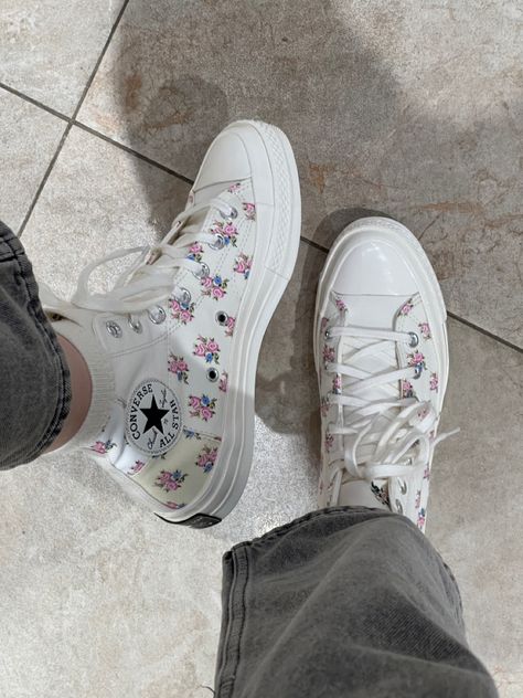 #converse #sneakers #shopping #shoes #ootd #fashion Flower Converse, Cute Converse, Shopping Shoes, Cute Sneakers, Cute Nikes, Swag Shoes, Converse Sneakers, Fall Shoes, Dream Shoes