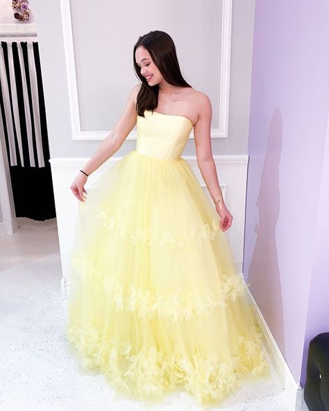 Yellow Evening Dress, Prom Dress Yellow, Yellow Formal Dress, Yellow Prom Dress, Evening Long Dress, Yellow Evening Dresses, Yellow Prom, Dress Display, Prom Dresses Yellow