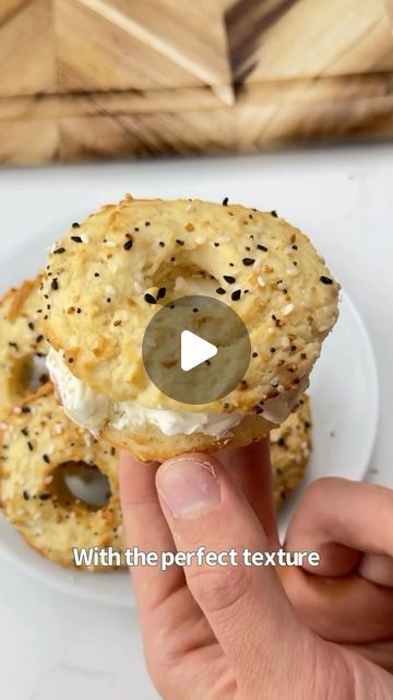 Healthy Bagels, Blondie Heart Of Glass, Bagel Recipe Easy, Pan Keto, Protein Bread, Bagel Sandwich, Homemade Bagels, Bagel Recipe, Low Carb Baking