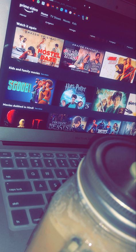 Laptop Netflix Night, Netflix And Chill Tumblr, Daily Snap, Bugatti Wallpapers, Indian Fast Food, Lunch Invitation, Late Night Movies, Artsy Vibe, Night Rides Snapchat