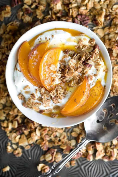 Roasted Peach Yogurt Bowl - Peas and Crayons Blog Yogurt Bowl Recipe, Roasted Peaches, Peach Yogurt, Yogurt Bowls, Bagel Breakfast Sandwich, Yoghurt Bowl, Peach Bowl, Veggie Breakfast, Strawberry Oatmeal