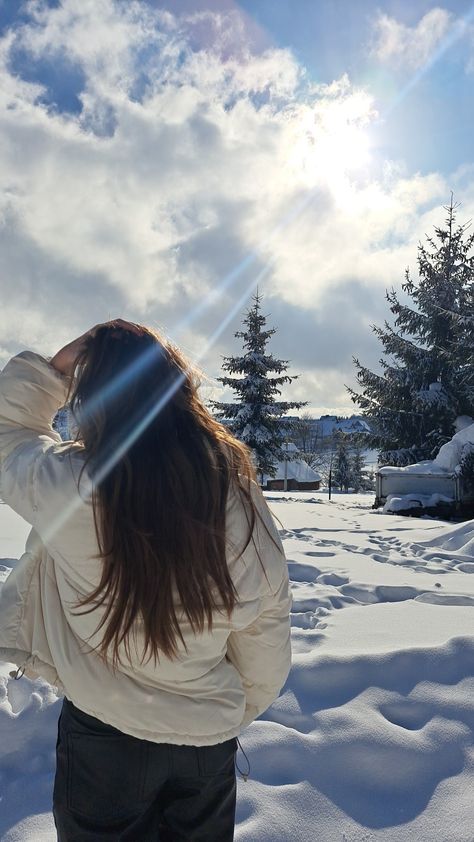 winter Photography Poses Snow, Pretty Winter Photos, Kashmir Outfit Ideas In December, Photoshoot Ideas In Winter, Selfie Ideas Winter, Cute Winter Pics, Snow Poses For Instagram, Winter Poses For Instagram, Snow Pictures Aesthetic