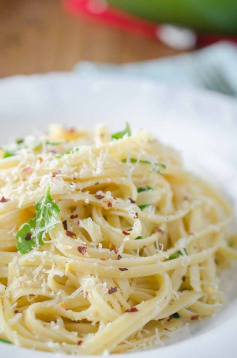 Linguine Recipes Easy, Pasta With Olive Oil, Olio Pasta, Aglio E Olio Recipe, Pasta With Olives, Linguine Recipes, Olive Oil Pasta, Aglio E Olio, Linguine Pasta