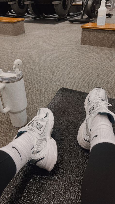 New Balance Gym Shoes, Gym Shoes Aesthetic, Shoes Instagram Story, Gym Photos Aesthetic, Gym Photo Ideas, Gym Fake Story, New Balance 530 Shoes, Balance 530 Shoes, New Balance 530 Outfit