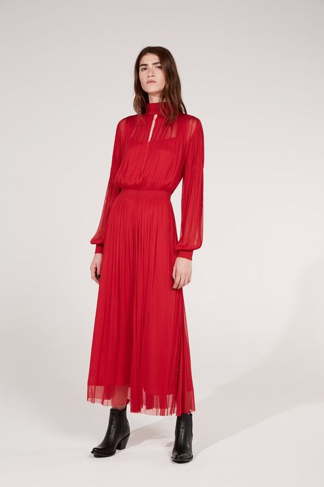 Amanda Wakeley | Cruise 2018 | Look 8 Red Vibe, Toni Stark, Women's Runway Fashion, Luxury Clothing Brands, Amanda Wakeley, Tulle Midi Dress, Amanda Dress, Resort Fashion, Silk Tulle