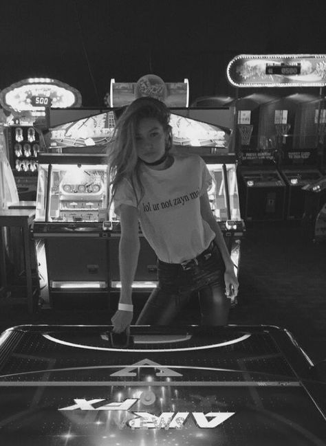 Gigi Hadid Wears Her Love For Zayn Malik on Her Tee Lol Ur Not Zayn Malik, Gigi Hadid And Zayn Malik, Gigi Hadid And Zayn, Gigi Hadid Style, Hadid Sisters, Hadid Style, Img Models, Zayn Malik, Black N White