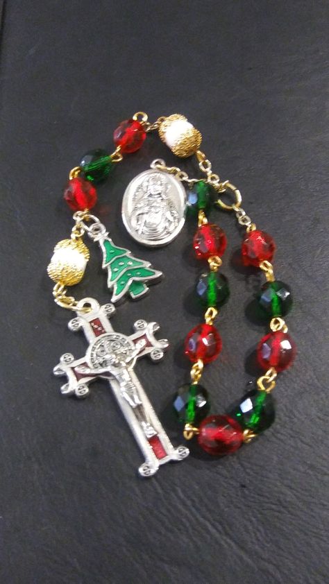 One Decade Christmas Rosary (from E Bay)  Extra Christmas tree Charm from PamelaRyanCharms on Etsy. Extra Christmas Tree, Christmas Rosary, Rosary Prayers Catholic, One Decade Rosary, Diy Christmas Village, Christmas Tree Charm, Decade Rosary, Rosary Prayer, Holy Rosary