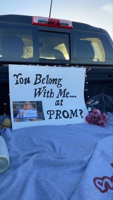 Prom Proposal Ideas, Taylor Swift Promposal, Creative Prom Proposal Ideas, Cute Hoco Proposals, Cute Promposals, Promposal Ideas, Prom Posters, Homecoming Signs, Cute Homecoming Proposals