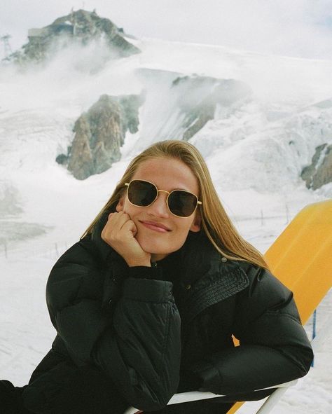 Ski Pics, Ski Trip Outfit, Ski Aesthetic, White Jeans Outfit, Snow Trip, Mountain Style, Ski Vacation, Winter Inspo, Snow Fashion