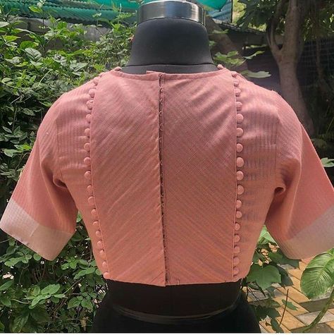 Stylish Saree Blouse, ब्लाउज बैक नेक डिजाइन, Saree Blouse Ideas, Blouse Inspiration, Kurti Sleeves, Stylish Saree, Blouse Back Neck, Blouse Designs High Neck, Cotton Blouse Design