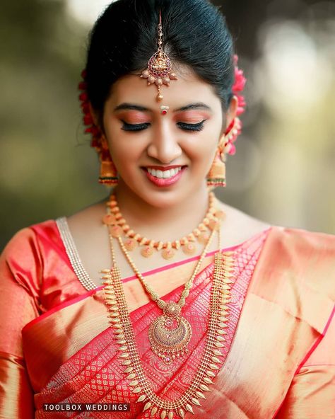 Kerala Hindu Bride, South Indian Wedding Hairstyles, South Indian Bridal Jewellery, Indian Wedding Bride, Kerala Bride, Indian Wedding Jewelry Sets, Bridal Sarees South Indian, Indian Bridal Sarees, Bridal Hairdo